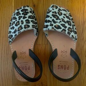 Avarcas Pons calf hair leopard print sandals